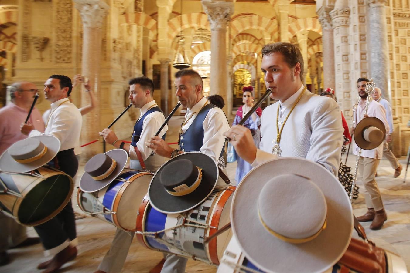 La salida de la hermandad del Rocío de Córdoba, en imágenes