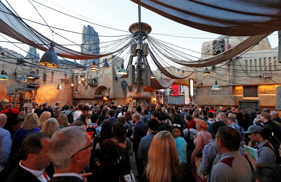Invitados a la inauguración de Star Wars: Galaxy's Edge. Un actor metido en la piel de Chewbacca subió a la cabina del Millennium Falcon este miércoles para inaugurar la zona «Star Wars» en el Disneyland Resort de California.