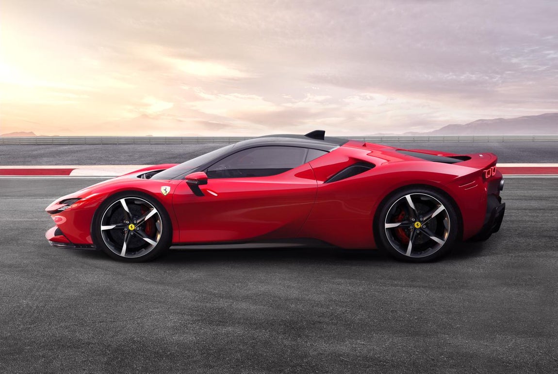 Ferrari s9 Stradale. El coche marca una nueva era en la historia de Ferrari, es el primer híbrido enchufable producido en serie de su historia