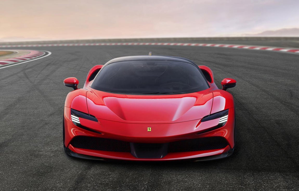 Ferrari s9 Stradale. Tiene 3 motores, Uno de ellos está ubicado entre el motor y la nueva transmisión de doble embrague de 8 velocidades en el eje trasero, los otros dos están en el eje delantero