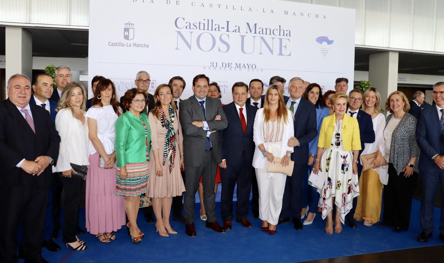 Paco Núñez, presidente regional del PP, con sus compañeros de partido. 