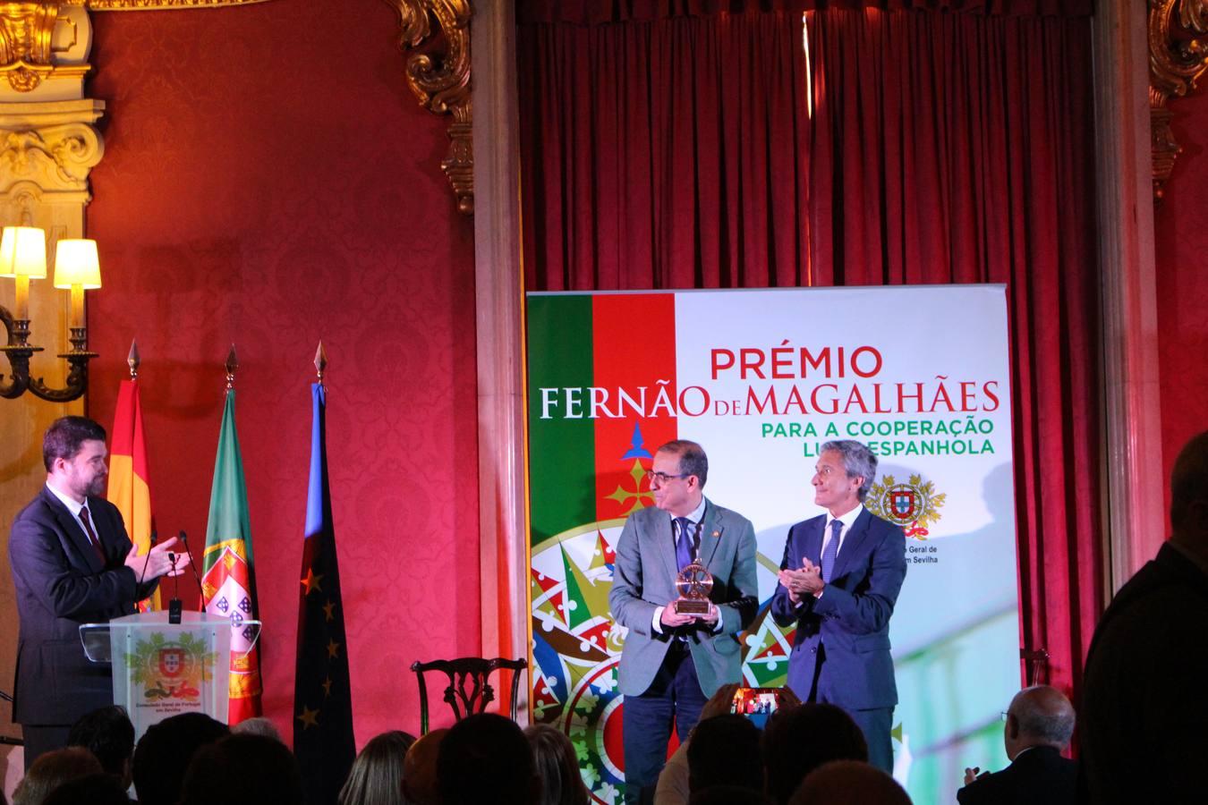 Miguel Ángel Castro Arroyo, rector de la Universidad de Sevilla, recogiendo el premio