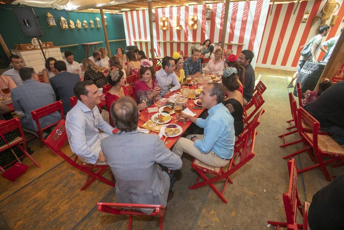 El ambiente del viernes en las casetas de la Feria de Córdoba, en imágenes