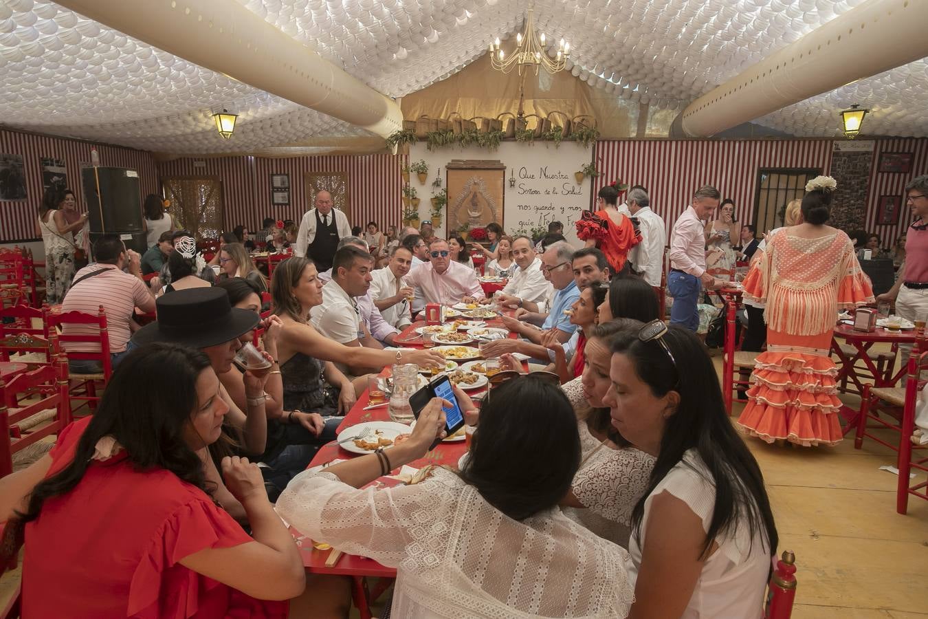 El ambiente del viernes en las casetas de la Feria de Córdoba, en imágenes