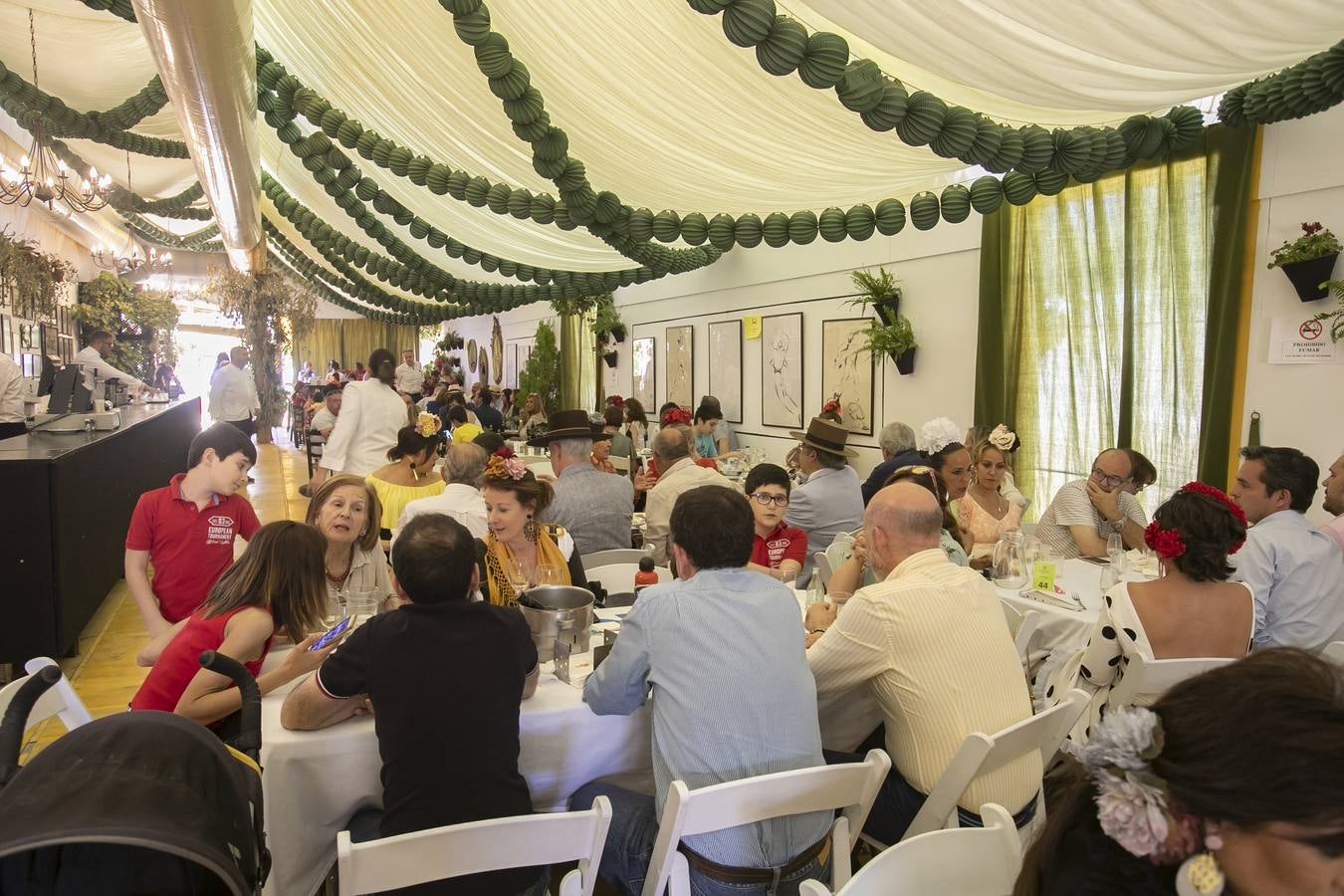 El ambiente del viernes en las casetas de la Feria de Córdoba, en imágenes