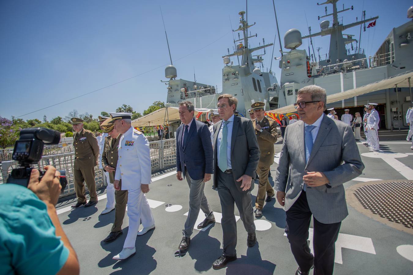 Cinco buques militares y un submarino pueden visitarse en el muelle de las Delicias