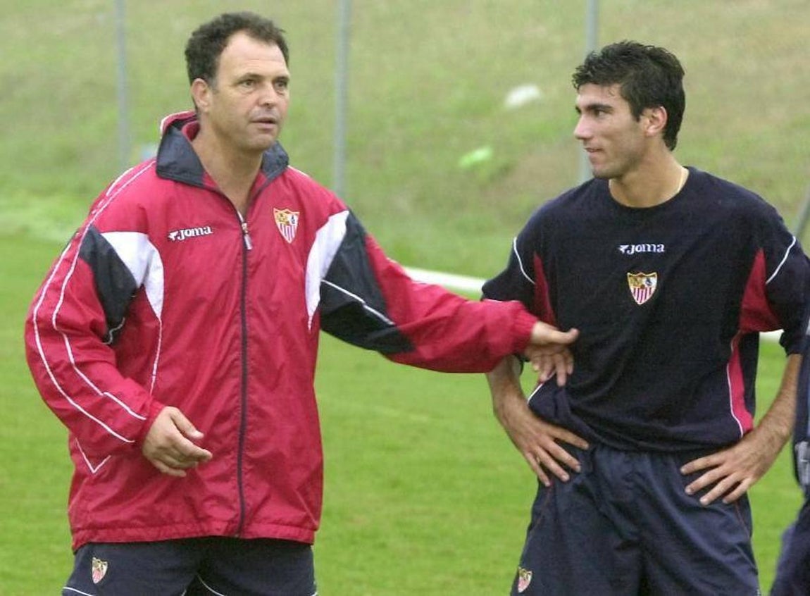 Imagen del 2004 junto al por entonces entrenador del Sevilla, Joaquín Caparrós. 