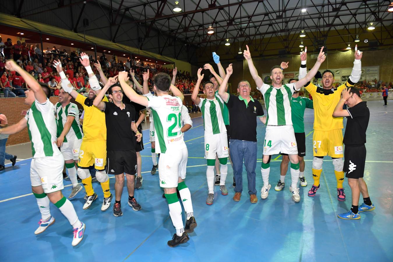 Así fue hace un año la celebración del ascenso del Córdoba Futsal, en imágenes