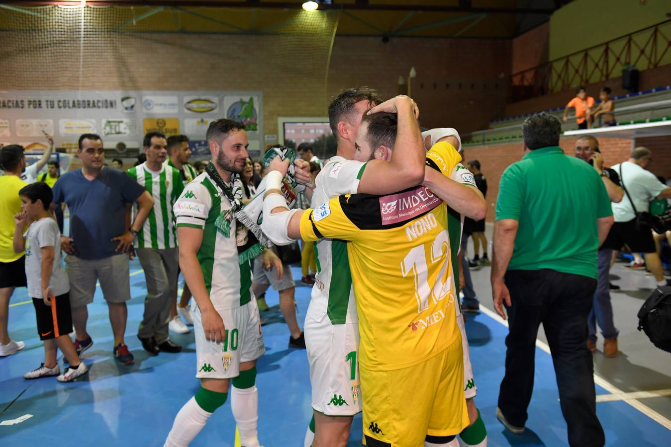 Así fue hace un año la celebración del ascenso del Córdoba Futsal, en imágenes