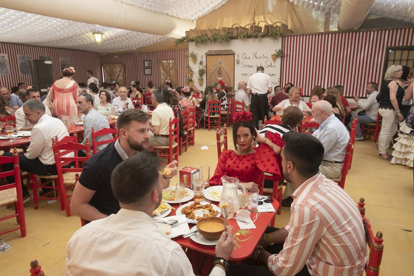 El ambiente en las casetas del último sábado de Feria de Córdoba, en imágenes