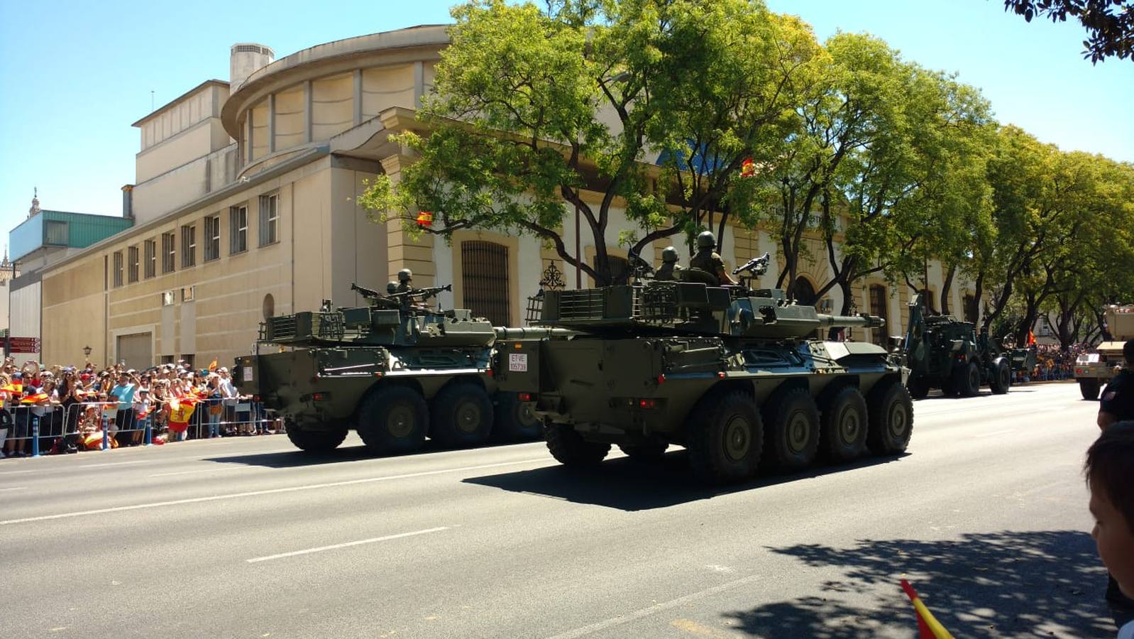 Las mejores imágenes del desfile del Día de las Fuerzas Armadas en Sevilla