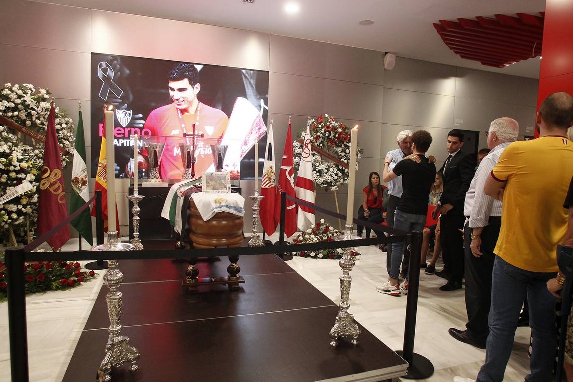 La capilla ardiente de José Antonio Reyes en el Sánchez-Pizjuán, en imágenes