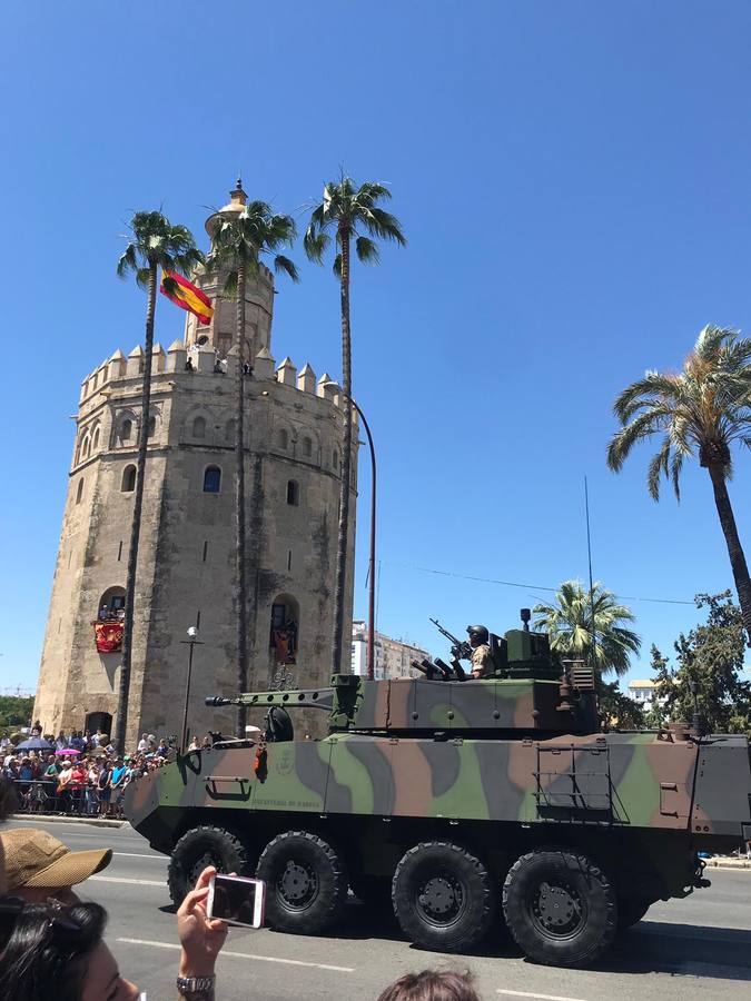 Las mejores imágenes del desfile del Día de las Fuerzas Armadas en Sevilla