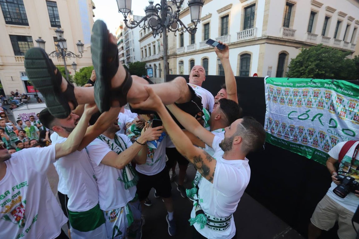 La celebración del ascenso del Córdoba Futsal en las Tendillas, en imágenes