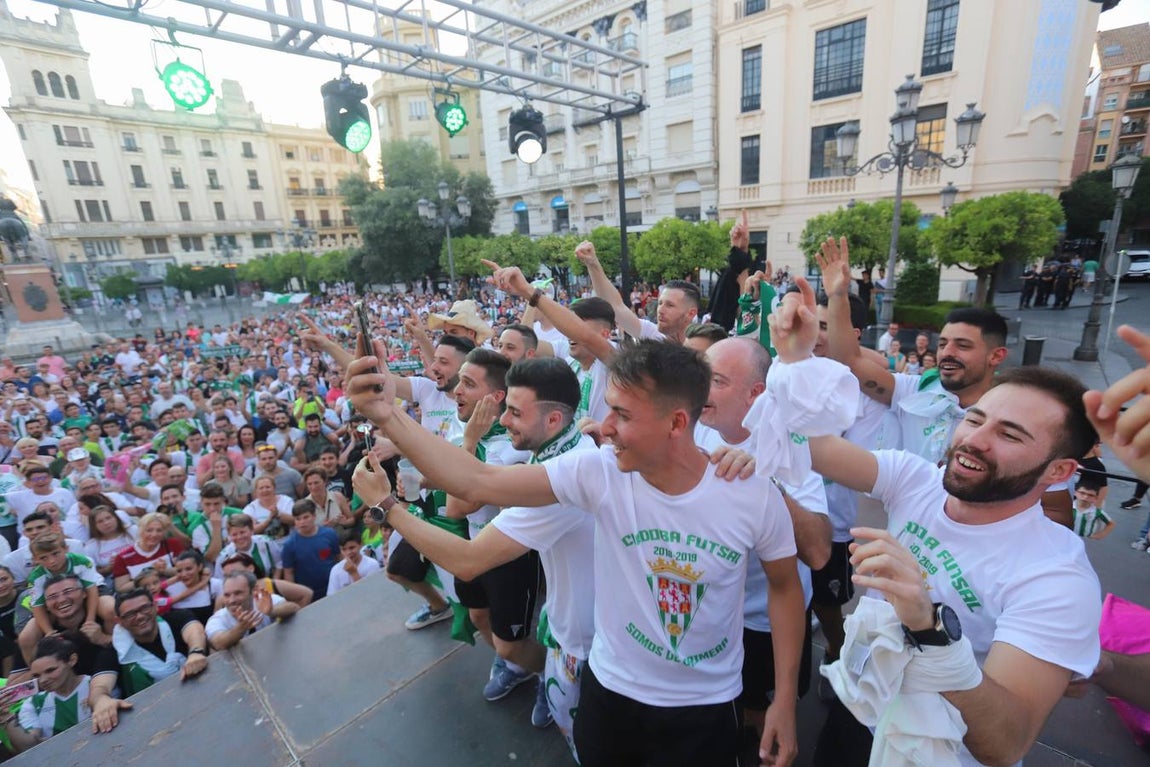 La celebración del ascenso del Córdoba Futsal en las Tendillas, en imágenes