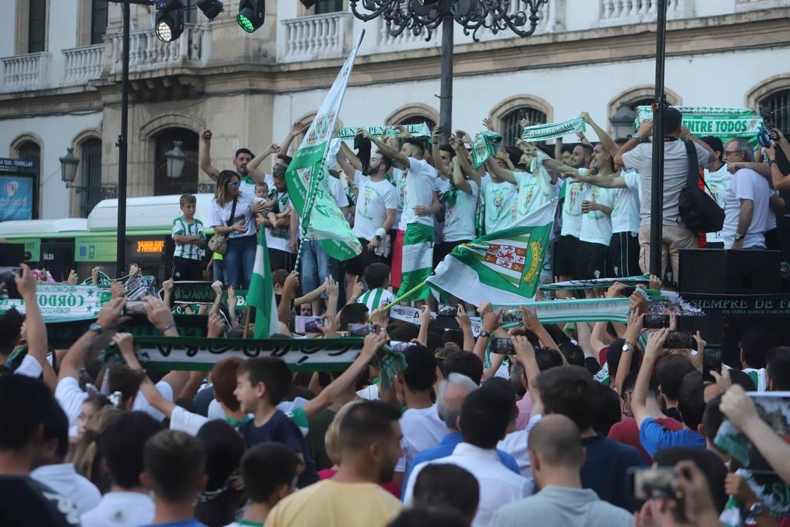 La celebración del ascenso del Córdoba Futsal en las Tendillas, en imágenes
