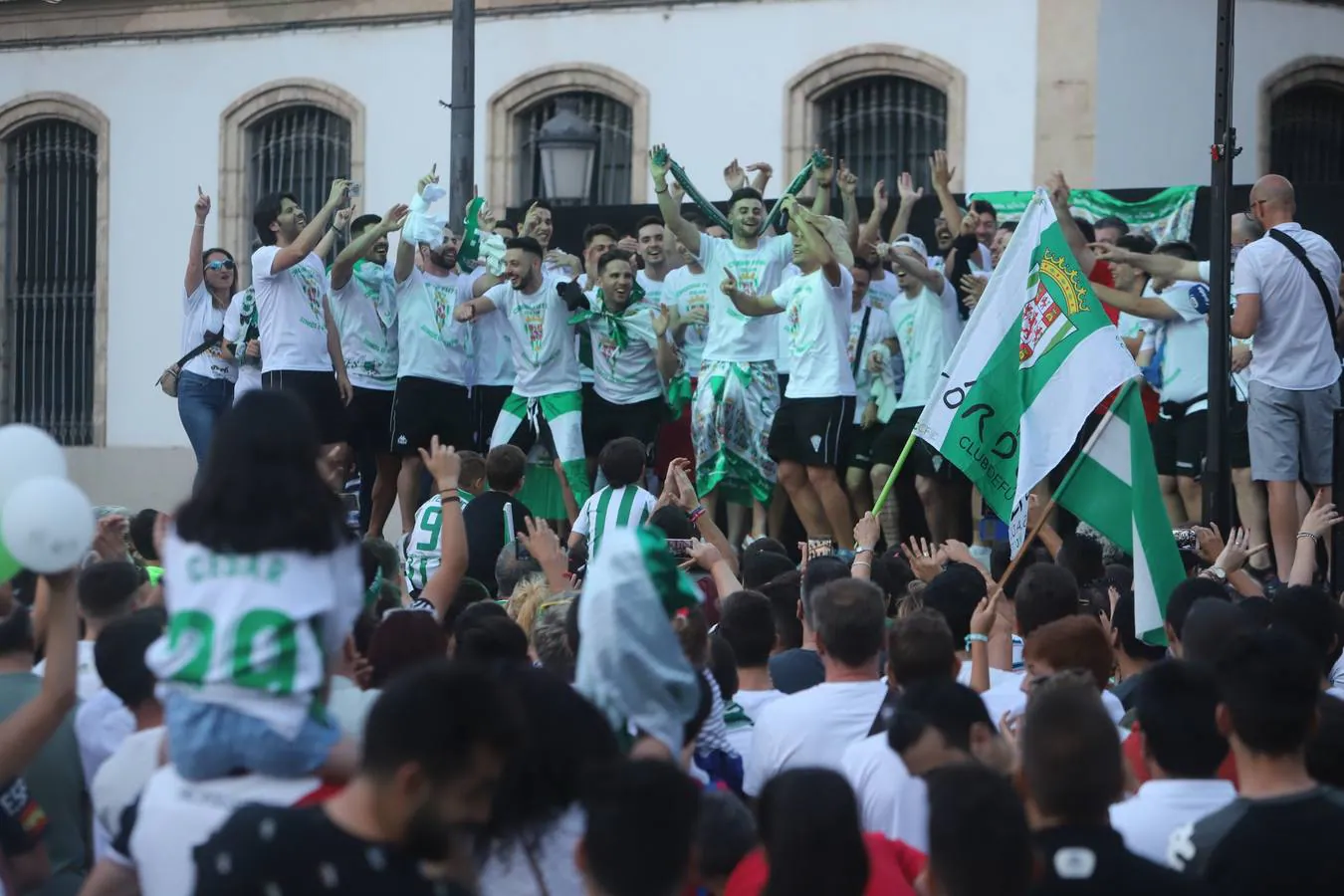 La celebración del ascenso del Córdoba Futsal en las Tendillas, en imágenes