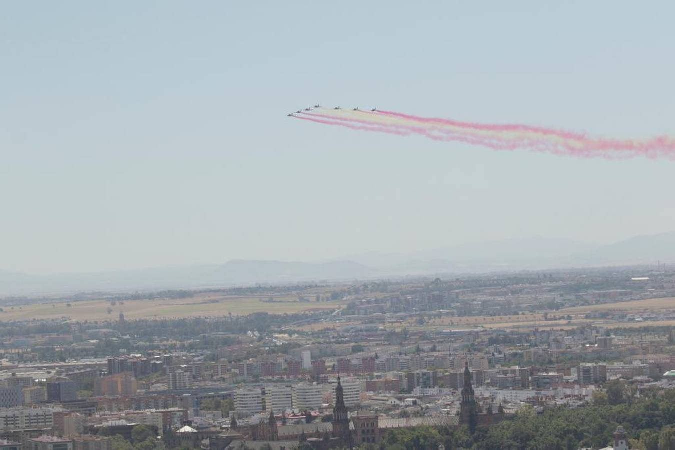 Las mejores imágenes del desfile del Día de las Fuerzas Armadas en Sevilla