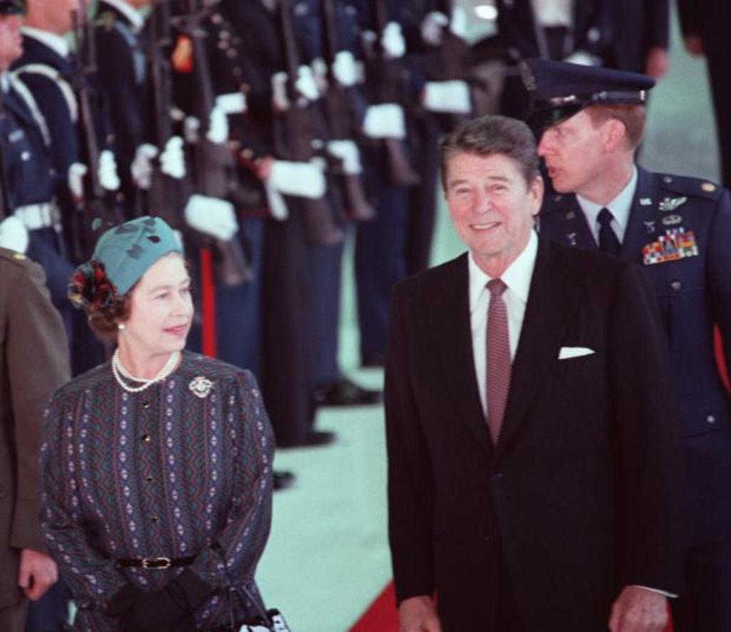 Los presidentes de la Reina. En la imagen Ronald Reagan durante una ceremonia en honor a la visita en 1983 de la Reina a la costa oeste de los Estados Unidos, en Santa Bárbara, California, EE. UU.
