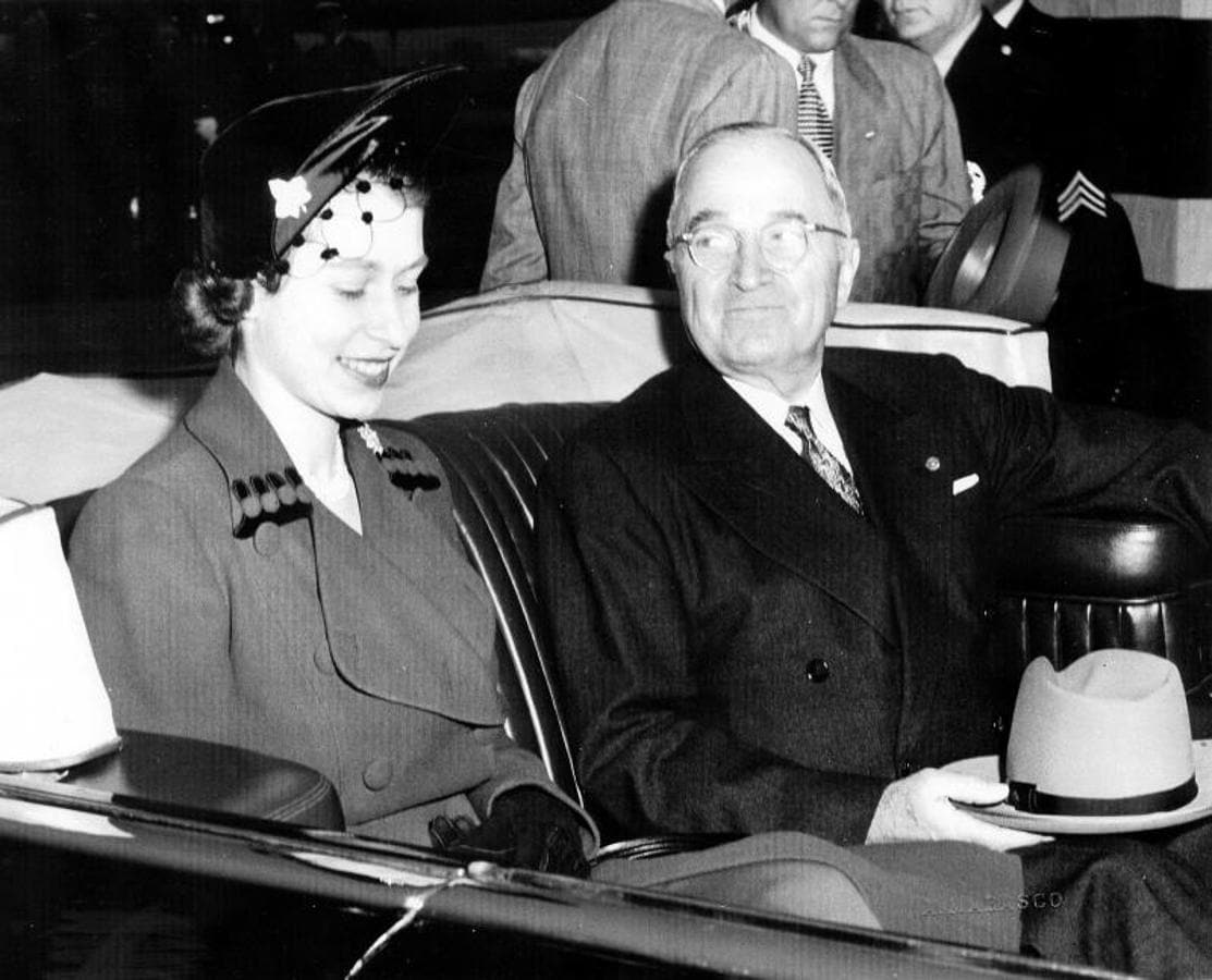 Los presidentes de la Reina. En la imagen la aún princesa Isabel junto a Harry Truman, presidente de EE.UU. en relevo de Roosevelt, durante un viaje en limusina después de llegar a Washington. Reuters