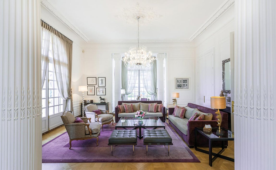 Interiores. Su arquitectura interior se distribuye en seis cuartos, cuatro baños, una terraza de 273 metros cuadrados con vistas panorámicas y un Jacuzzi. La decoración inserta en el corte clásico dominante notas de colores frescos y muebles de diseño contemporáneo