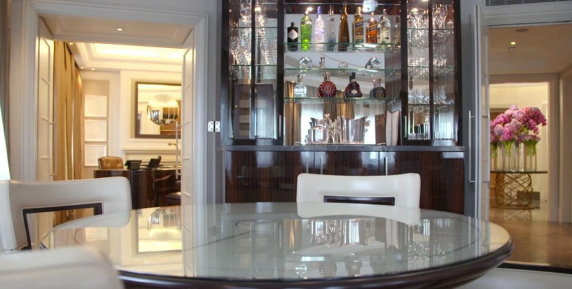 Bar. El bar cuenta una gran oferta de caldos de lujo cosechados en la bodega propia del hotel, en donde trabajan destilados de calidad. La variedad de bebidas de lujo es tan amplia como el huésped quiera, porque el hotel le da la posibilidad de elegir sus bebidas favoritas