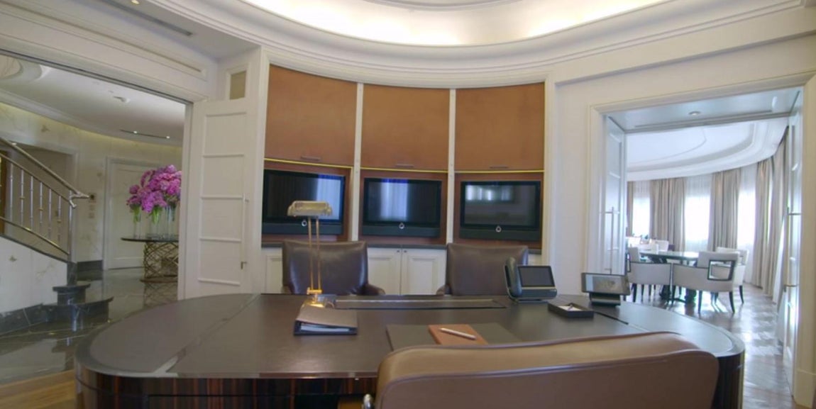 Despacho. El espacio de trabajo está construido con materiales nobles y diseñado en líneas limpias y diáfanas para favorecer la concentración. La disposición decorativa es puramente funcional y cuenta con dispositivos actualizados y tecnologías punteras aplicadas al trabajo