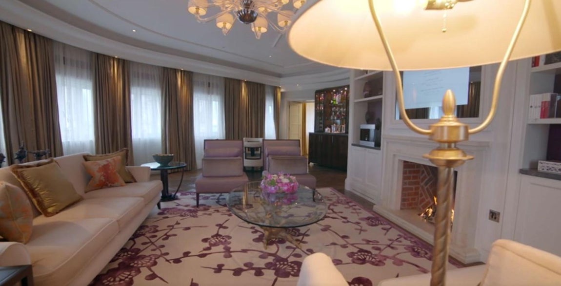 Dúplex. La "penthouse" se divide en dos plantas, en la inferior hay un comedor de invitados con capacidad para 10 comensales, un elegante salón con electrodomésticos ocultos y zonas comunes que cubren todas las necesidades de las celebridades