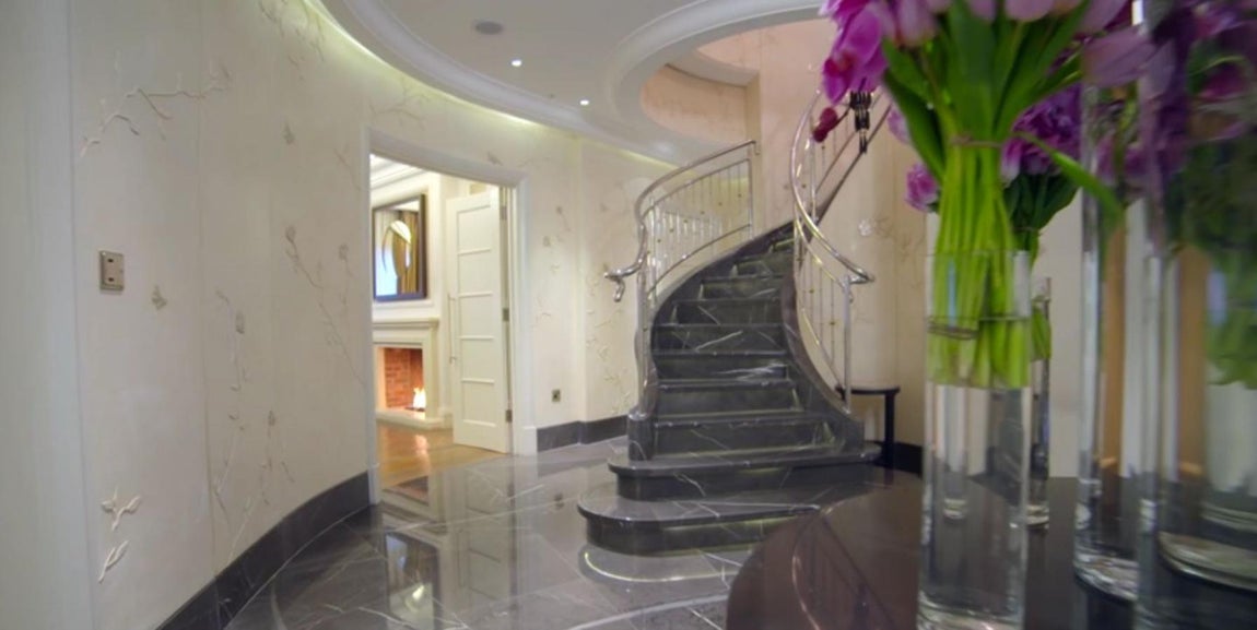 Dos plantas. El espacio se divide en dos plantas unidas por una sofisticada escalera de mármol y un ascensor