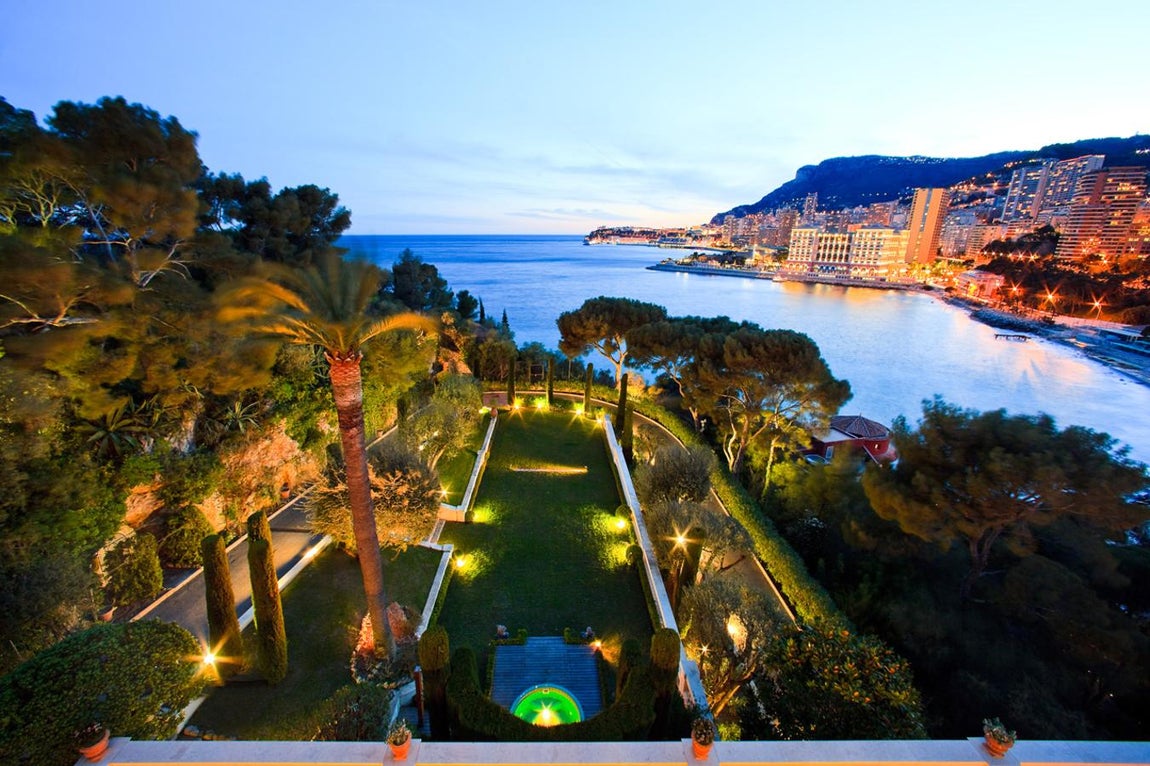 Celebración a la altura. Una vez finalizó el trámite civil los novios e invitados se trasladaron a La Viguie, una de las más exclusivas villas de Mónaco. Se ocupó del baquete el chef italiano Paolo Sari, que dio una estrella Michelín al restaurante del complejo. Su especialidad son los menús 100% orgánicos de inspiración mediterránea. La pizza fue el plato estrella del evento