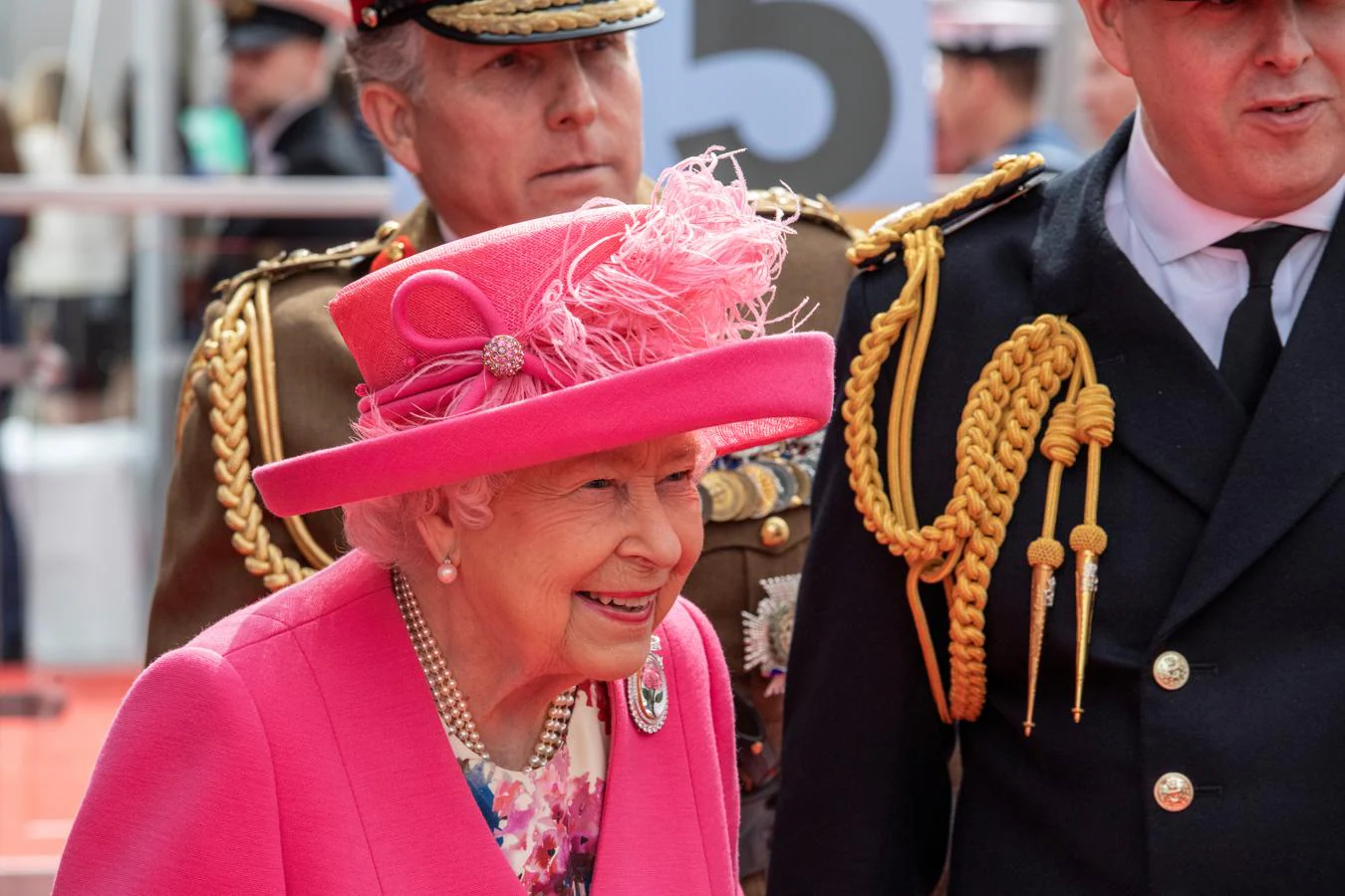 La reina Isabel II, a su llegada al acto en Portsmouth. 