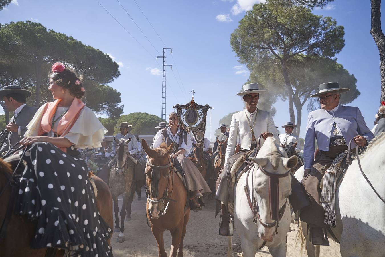 En imágenes, el camino de la Hermandad Matriz hacia la aldea