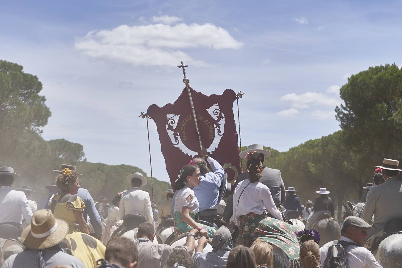 En imágenes, el camino de la Hermandad Matriz hacia la aldea