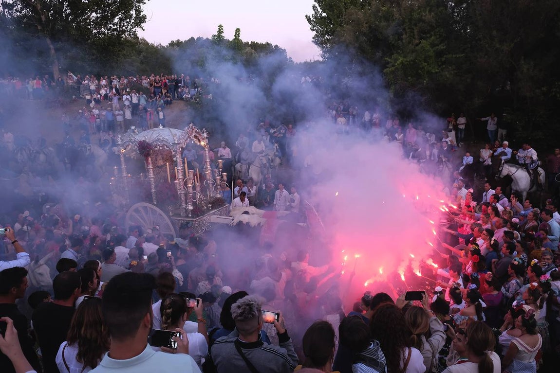 La Hermandad del Rocío de Aznalcázar cruza el Quema a la luz de las antorchas