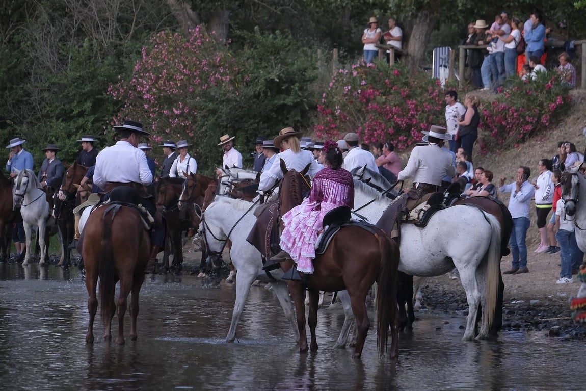 La Hermandad del Rocío de Aznalcázar cruza el Quema a la luz de las antorchas