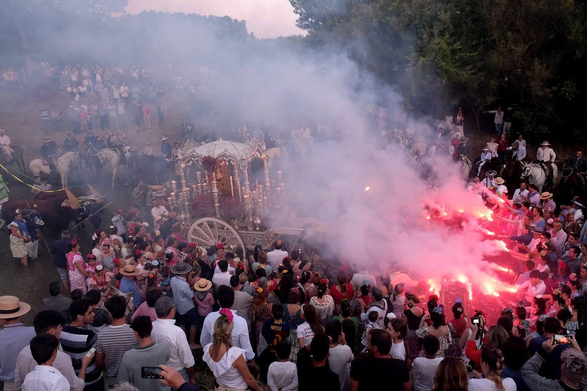 La Hermandad del Rocío de Aznalcázar cruza el Quema a la luz de las antorchas