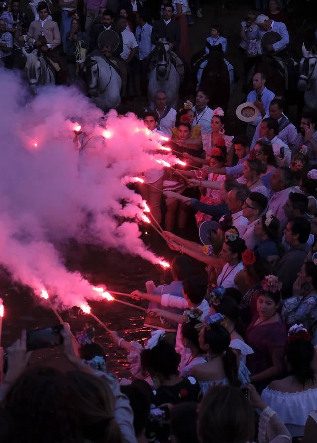 La Hermandad del Rocío de Aznalcázar cruza el Quema a la luz de las antorchas