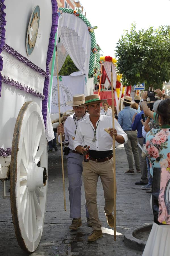 En imágenes, el Rocío de Triana inicia su camino