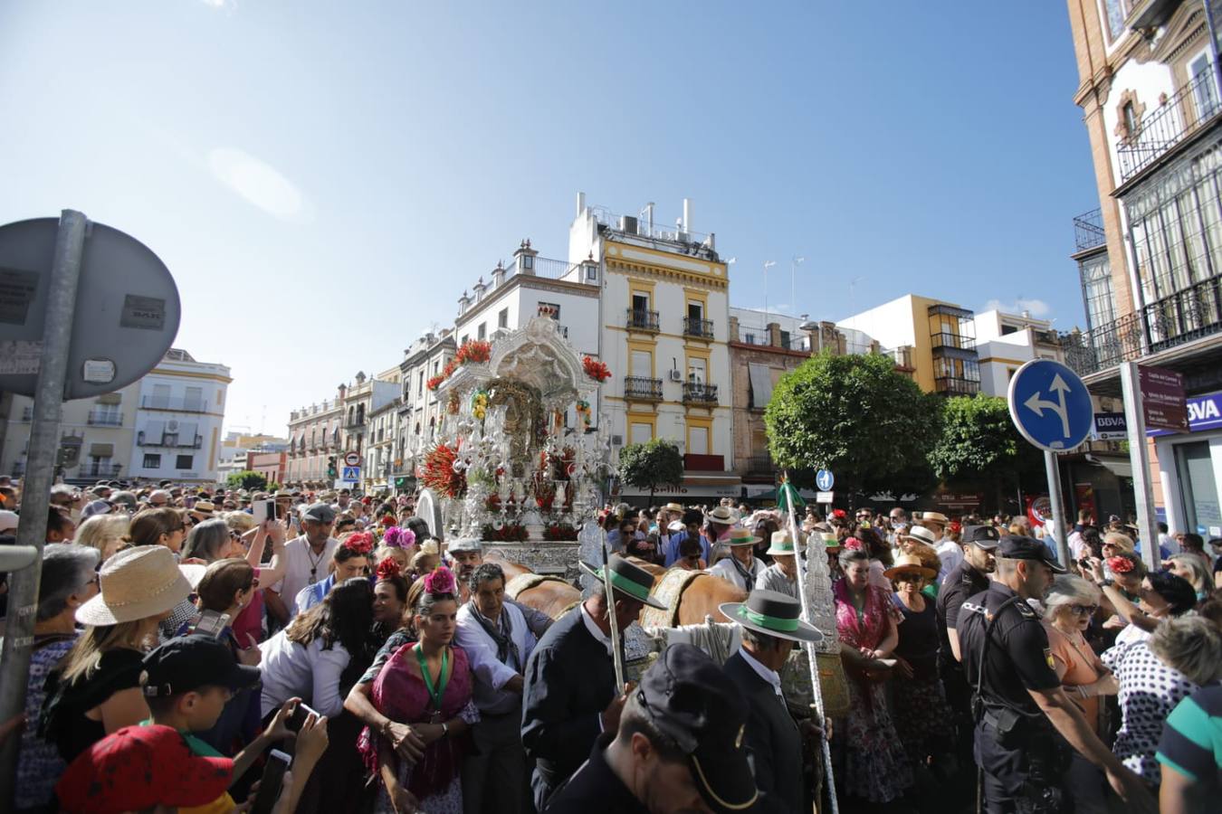 En imágenes, el Rocío de Triana inicia su camino