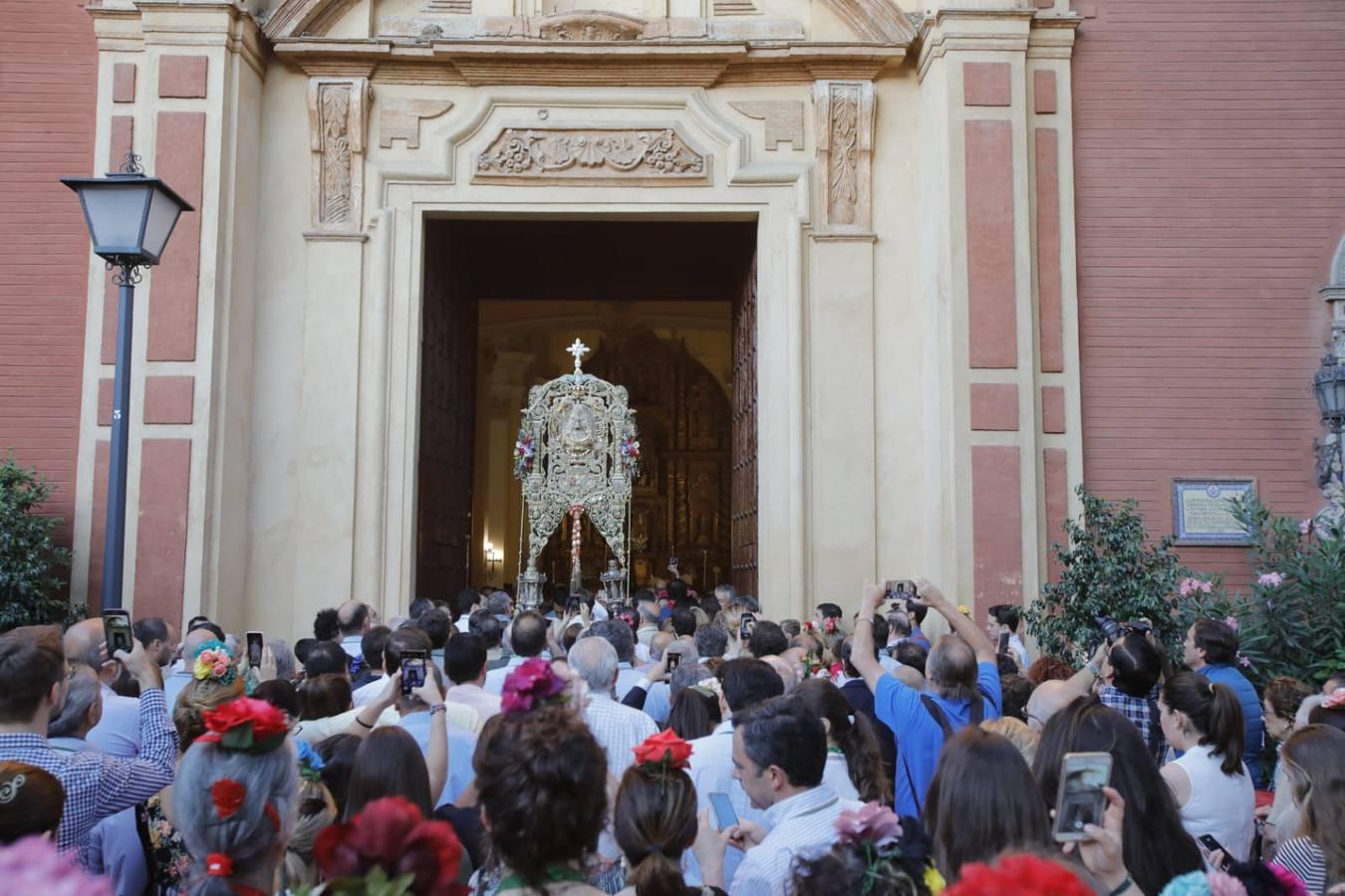 En imágenes, el Rocío de Triana inicia su camino