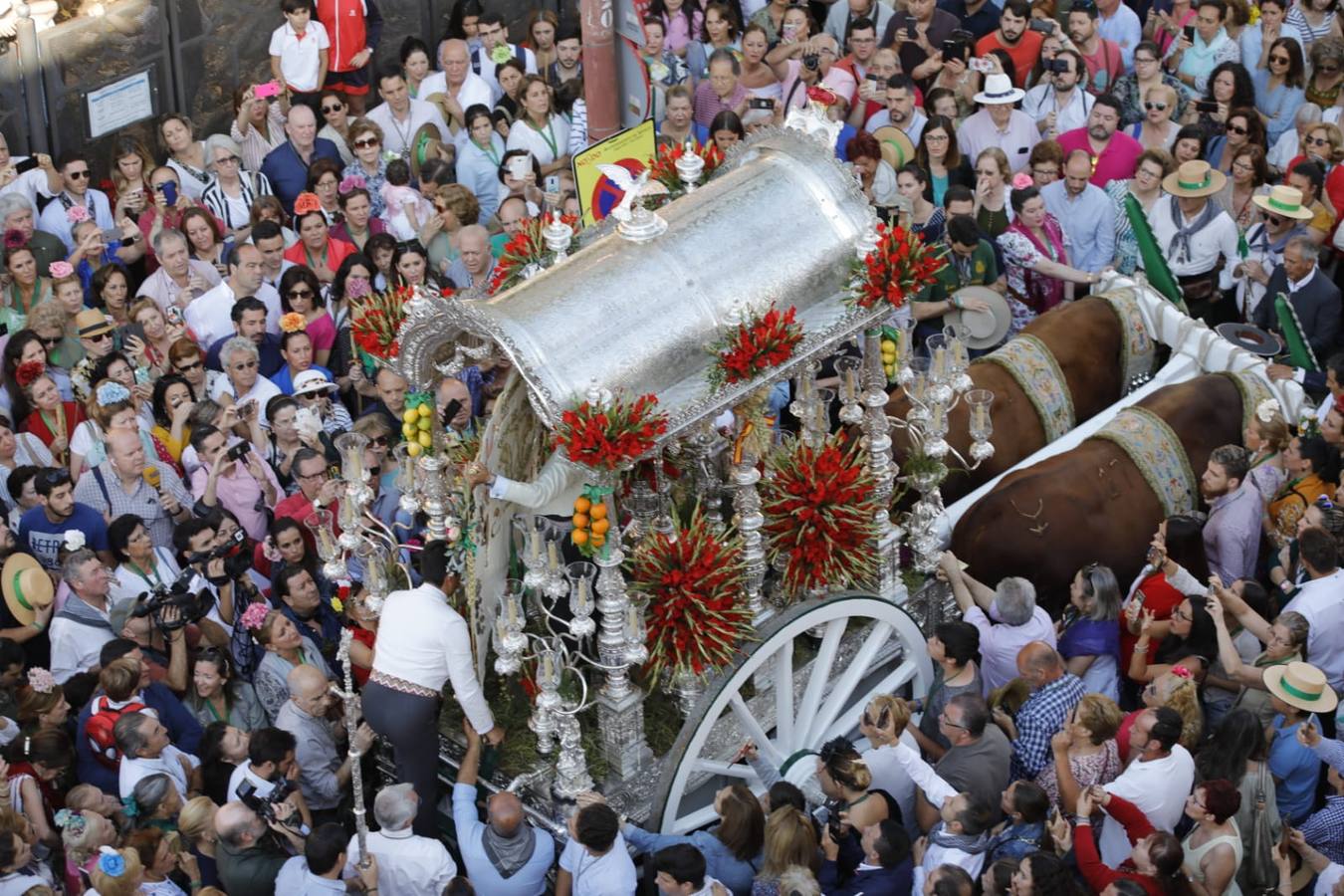 En imágenes, el Rocío de Triana inicia su camino