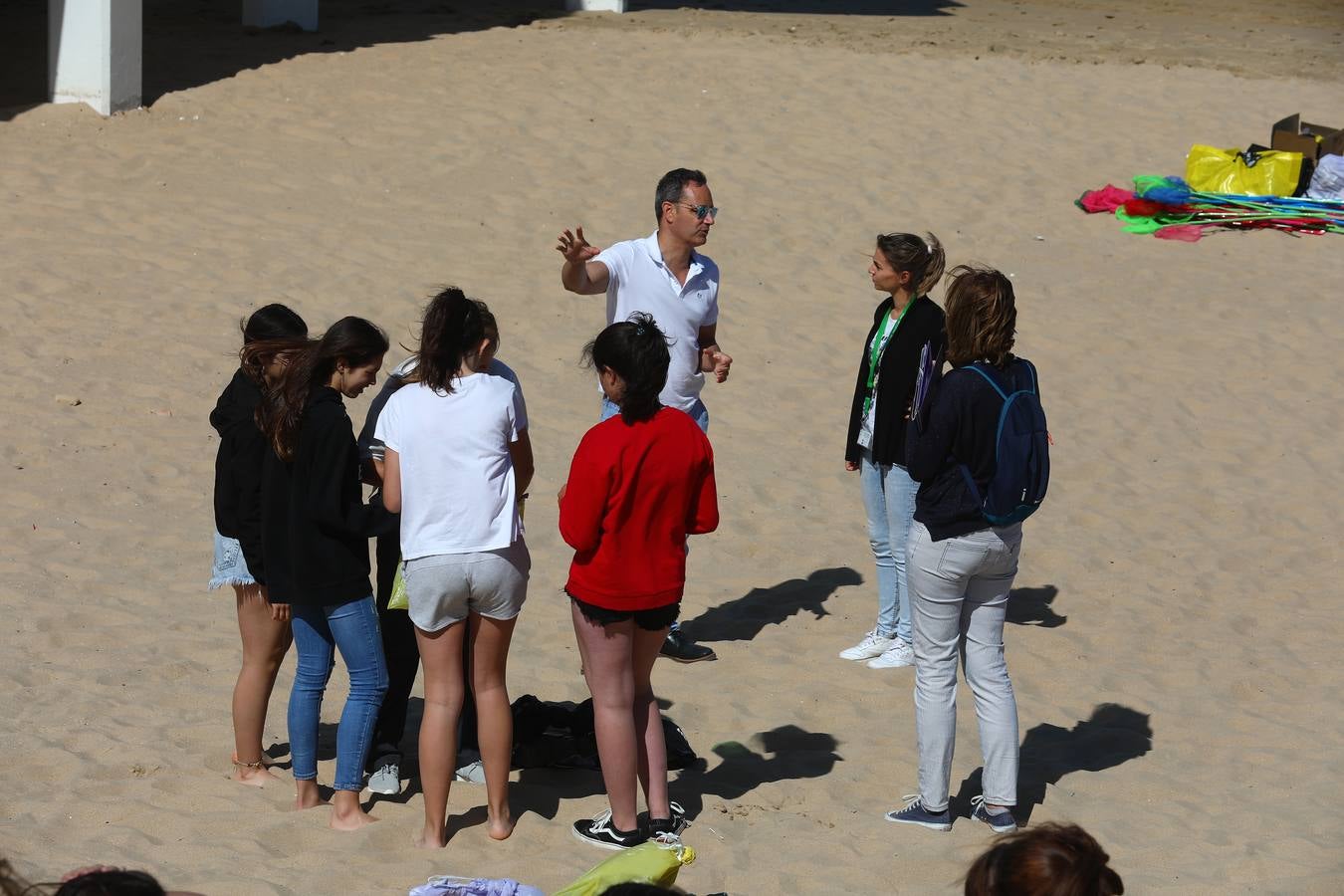 Los colegios de Cádiz limpian la playa de la Caleta por el Día Mundial del Medio Ambiente