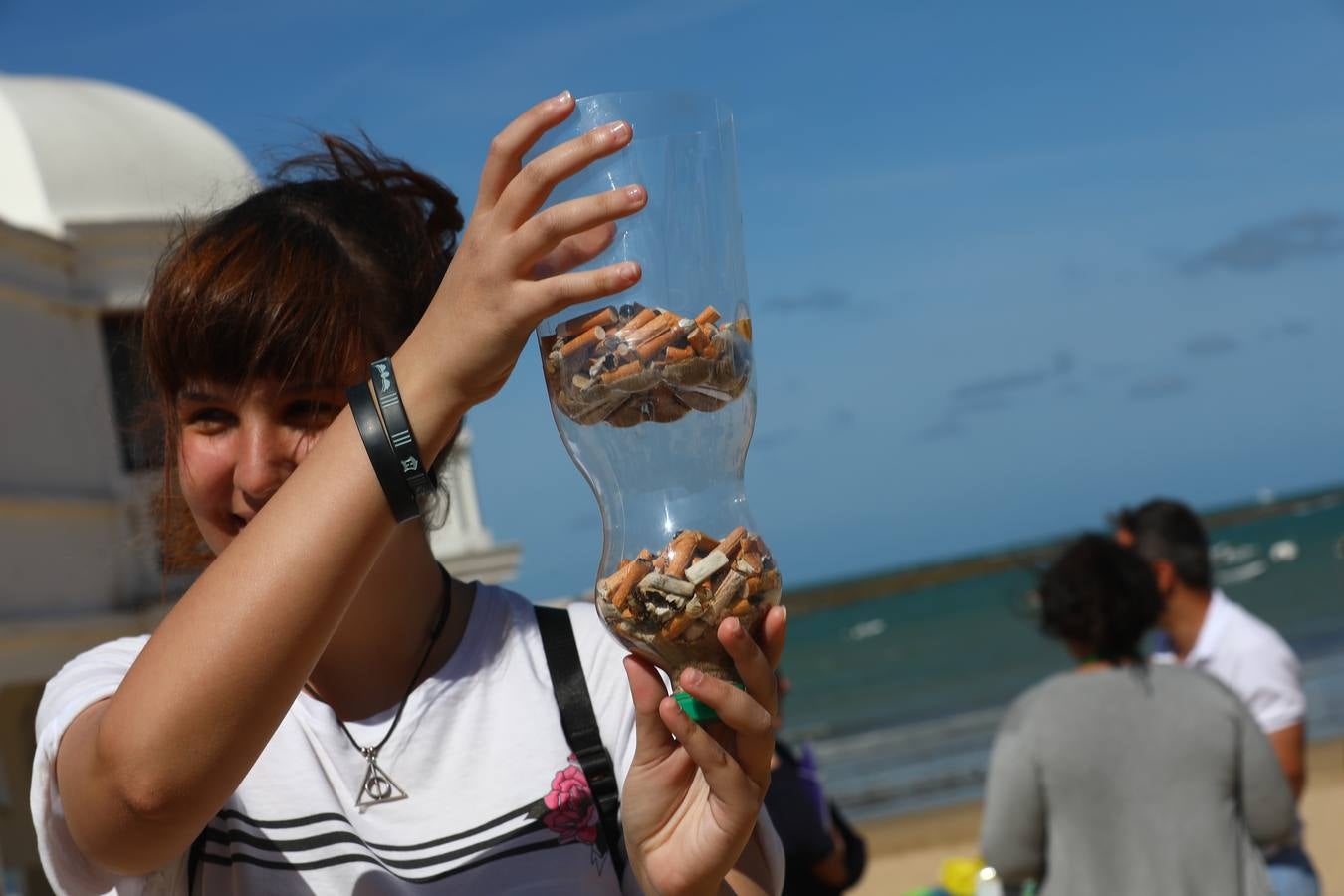 Los colegios de Cádiz limpian la playa de la Caleta por el Día Mundial del Medio Ambiente