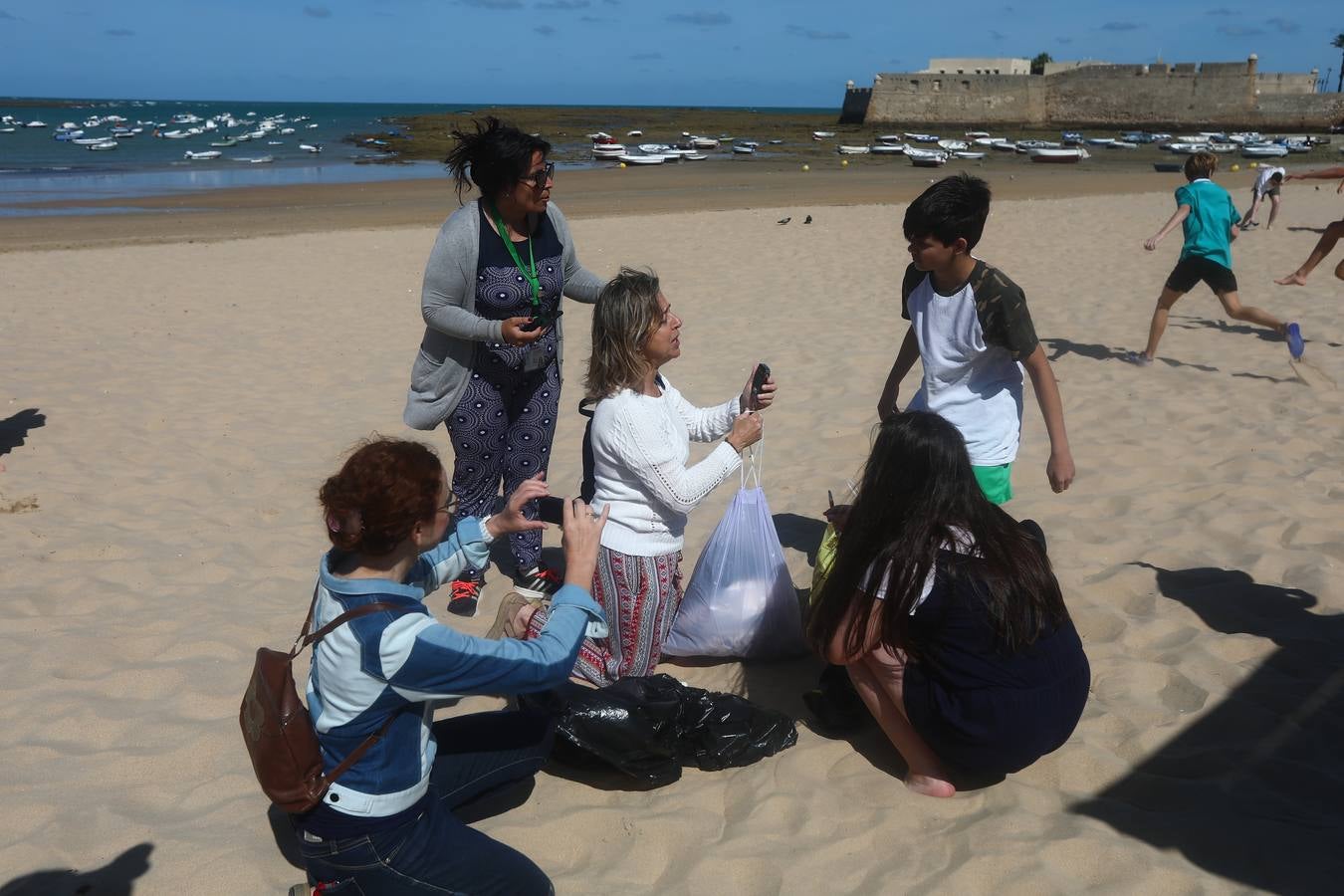 Los colegios de Cádiz limpian la playa de la Caleta por el Día Mundial del Medio Ambiente