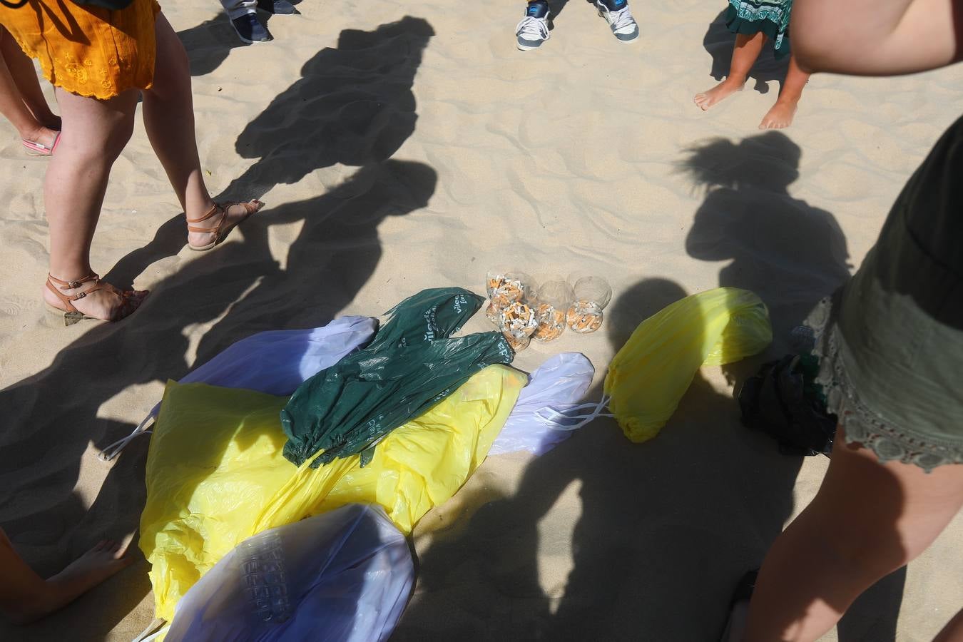 Los colegios de Cádiz limpian la playa de la Caleta por el Día Mundial del Medio Ambiente