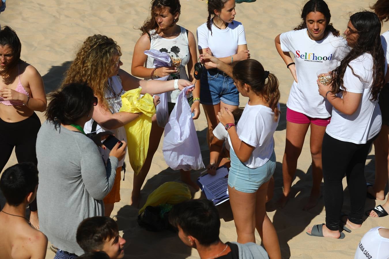 Los colegios de Cádiz limpian la playa de la Caleta por el Día Mundial del Medio Ambiente