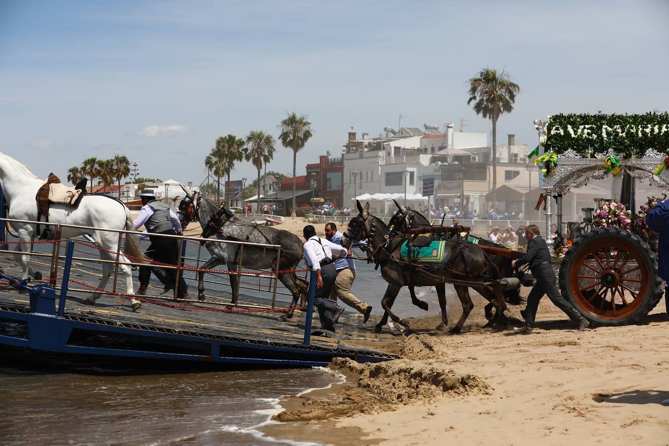 FOTOS: Finaliza el embarque de hermandades gaditanas en Bajo Guía con El Puerto y Jerez