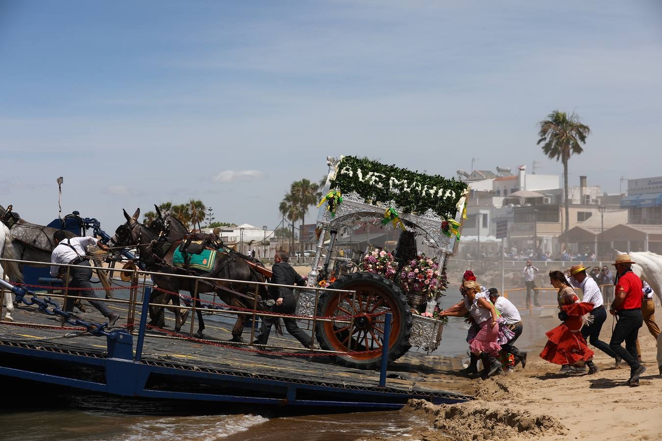 FOTOS: Finaliza el embarque de hermandades gaditanas en Bajo Guía con El Puerto y Jerez