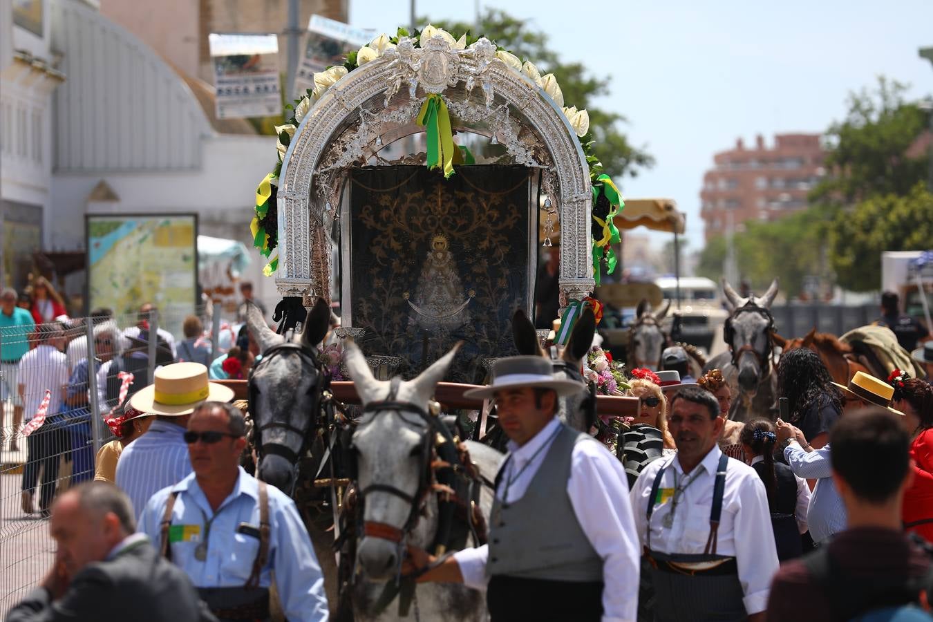 FOTOS: Finaliza el embarque de hermandades gaditanas en Bajo Guía con El Puerto y Jerez