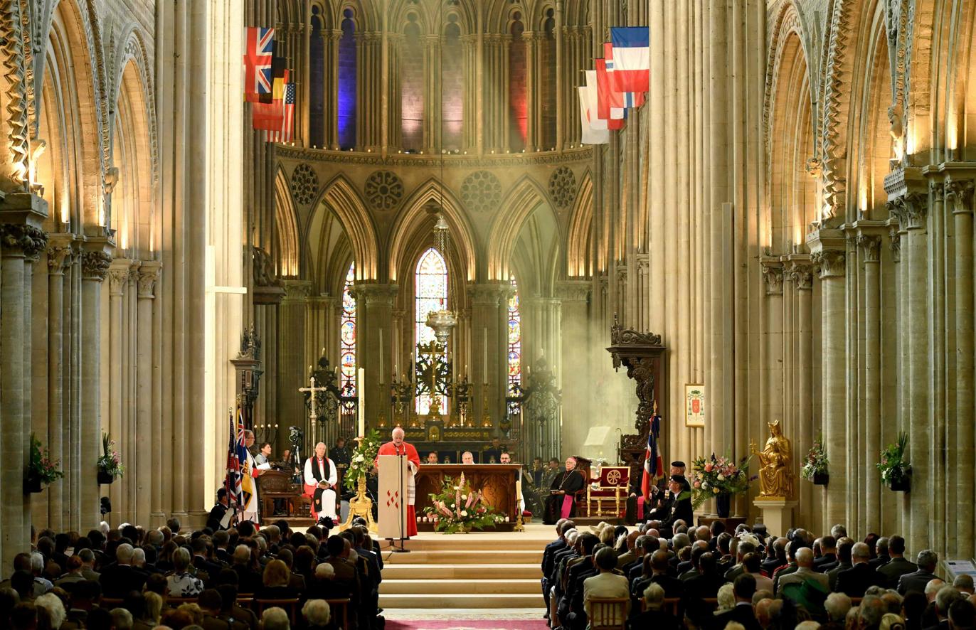 La ceremonia de conmemoración en la catedral de Bayeux en Normandía. 